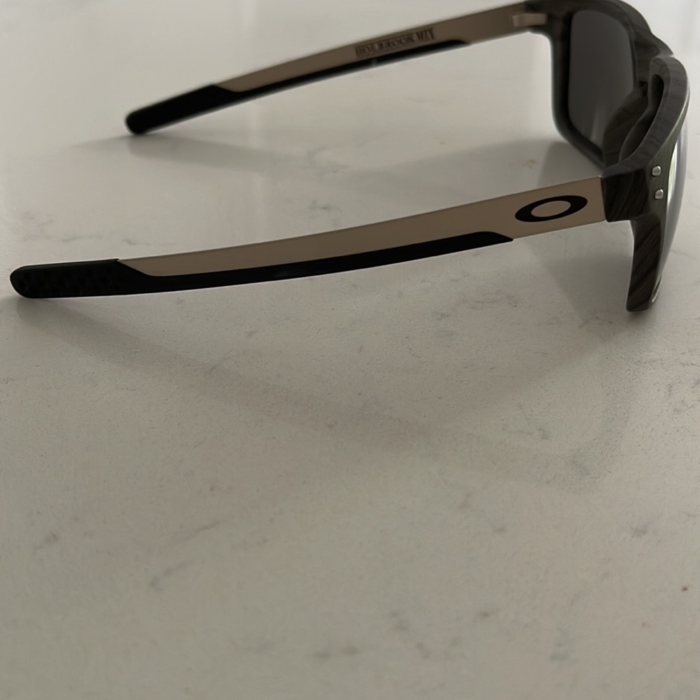 Holbrook Mix 
Colors: Prizm Black Lenses, Woodgrain Frame - Picture 2 of 5